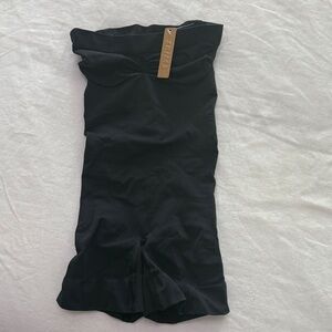SKIMS STRAPLESS SHORTIE BODYSUIT Onyx XS NEW